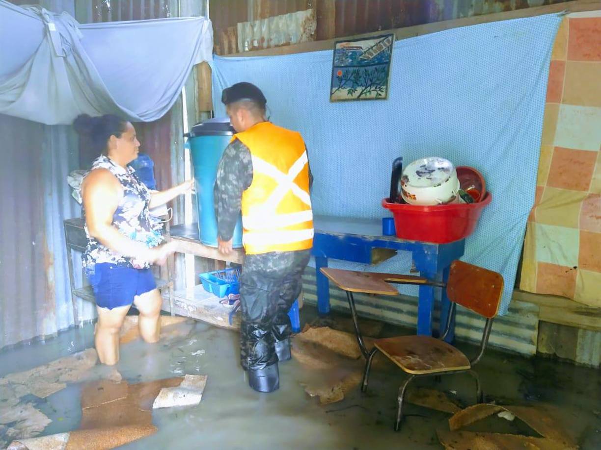En Potrerillos, los hogares ya presentan inundaciones que obligan a autoridades hondureñas a evacuar a decenas de familias. 