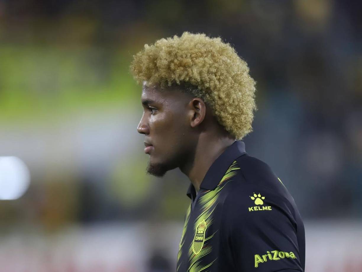 El look con el que apareció el defensa del Real España, Anfronit Tatum, en el Clásico ante el Olimpia.