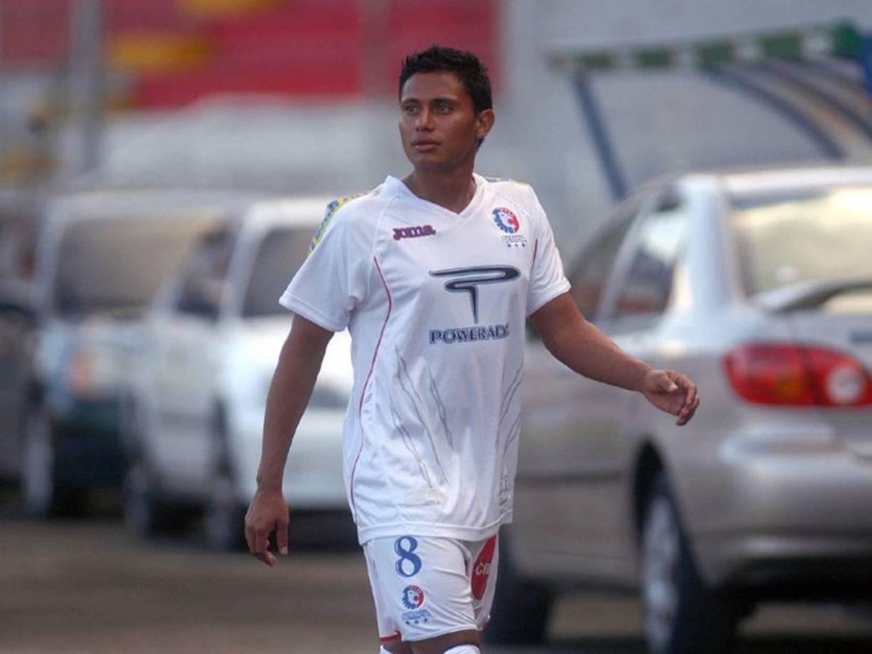 La carrera de Núñez comenzó a despegar luego de que en el 2008 firmará por el Olimpia, equipo en donde dejó grandes actuaciones y fue campeón del Torneo Clausura de ese año.