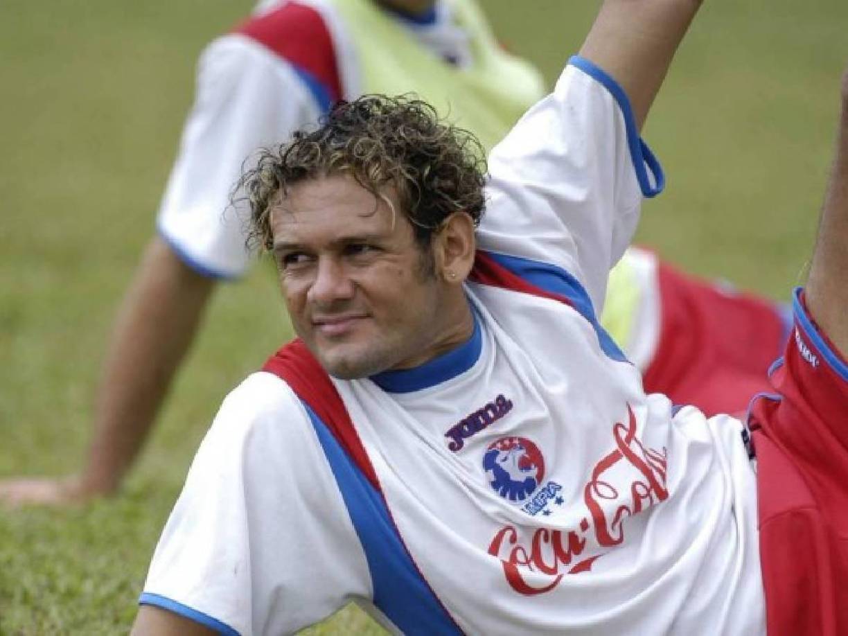 Pineda jugó para equipos como Olimpia, Victoria, Platense, Atlético Olanchano y River Plate de Uruguay.