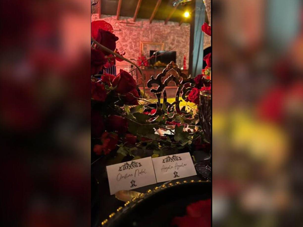 La hacienda estuvo adornada con cientos de rosas color rojo, pétalos en los pasillos y en las fuentes. Los centros de mesas lucieron con un toque sumamente romántico compuesto por velas y más rosas. Asimismo, una foto de la carta para el evento la cual consistió en tres tiempos: entradas, plato fuerte y postre.