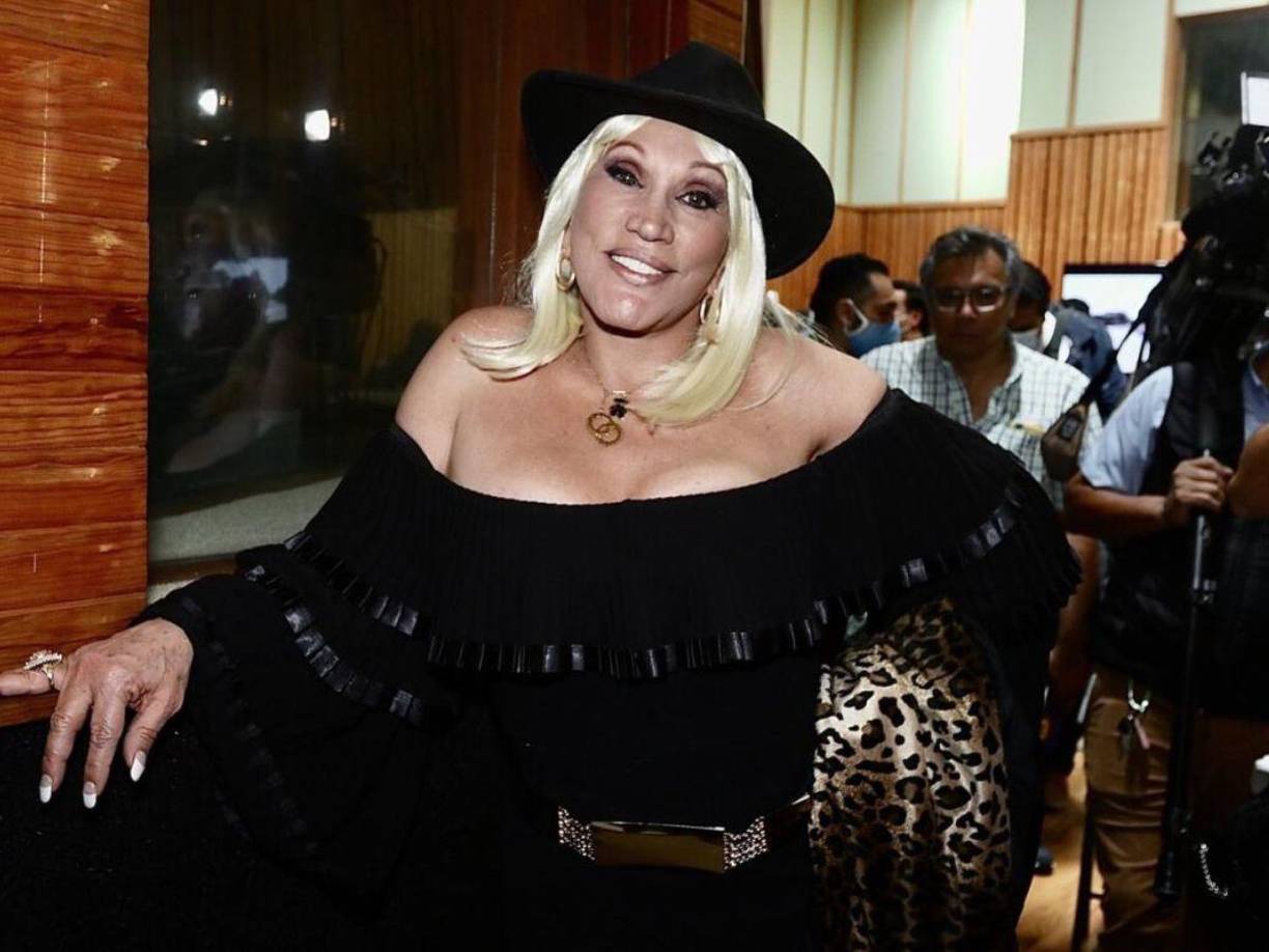 León dijo que a su novio le gusta usar vestidos porque “los papás querían tener una hija, y de chiquito. de niño, lo vestían de mujer”.