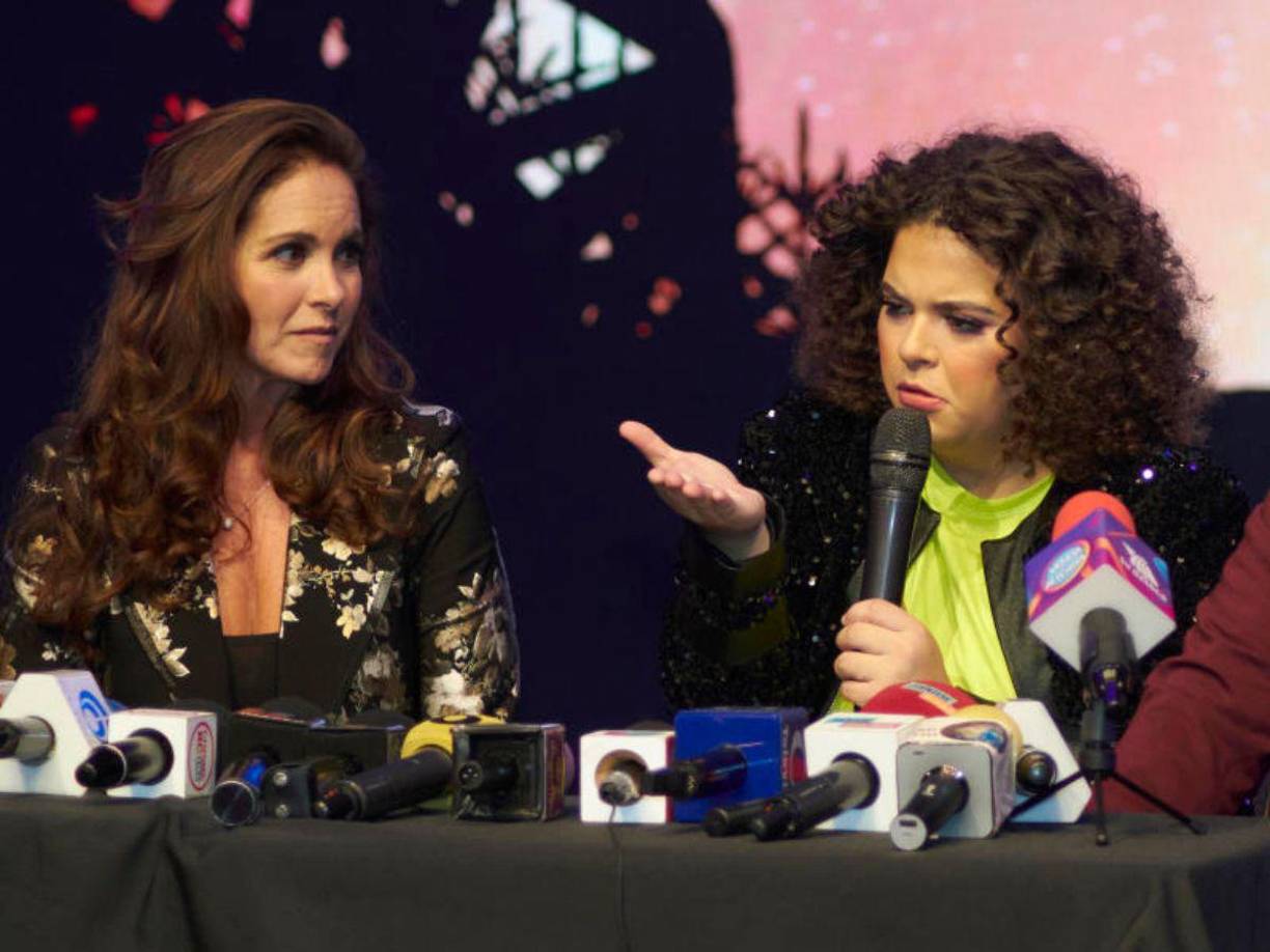 Lucero, que estaba sentada a su lado, se unió a las respuestas y dejó claro que jamás le dedicaría un álbum a ella, y que ella tampoco le dedicaría un álbum a su ex esposo.