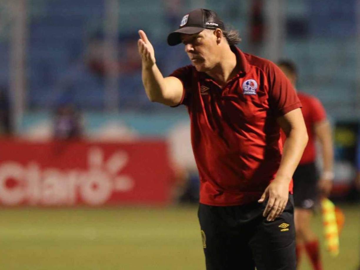 Gustavo Reggi: El asistente técnico de Pedro Troglio se pierde el choque de vuelta de la gran final del torneo Apertura 2024.