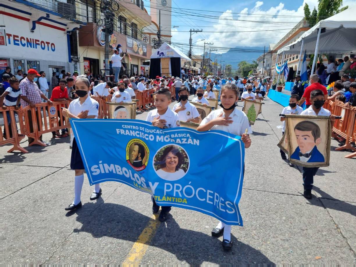Niños rinden honor a la patria con desfiles en Santa Bárbara, La Ceiba y Santa Rosa de Copán (FOTOS)