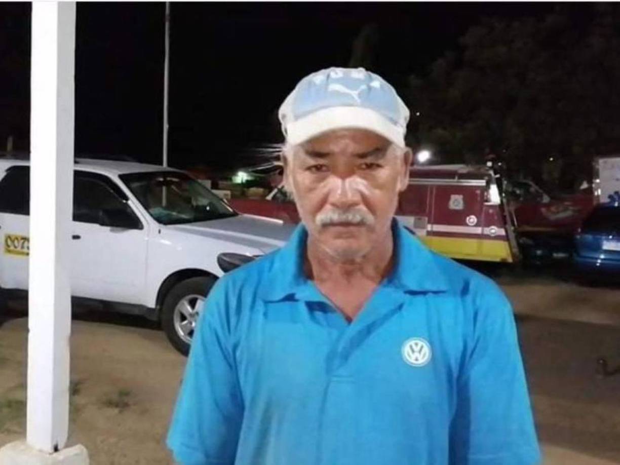 Los tres ataúdes fueron trasladados hasta el hospital por el personal de la alcaldía municipal.