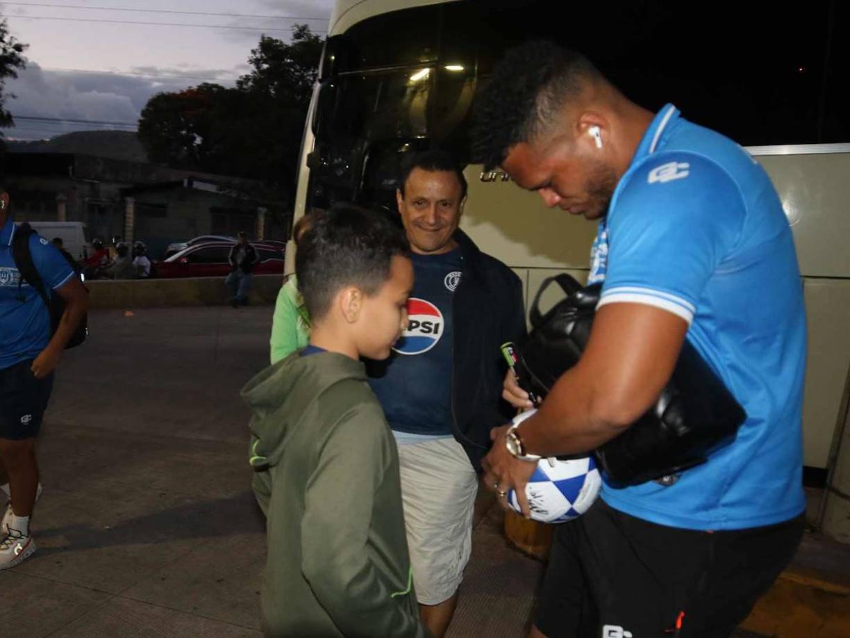 El niño también le pidió un autógrafo al panameño Rolando Blackburn, delantero del Victoria.