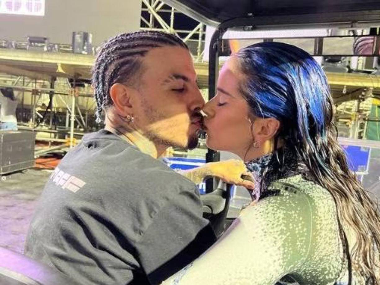 Esto se da mientras que luego de tres años de romance y haberse comprometido, reportan que los cantantes Rauw Alejandro y Rosalía, terminaron su relación.