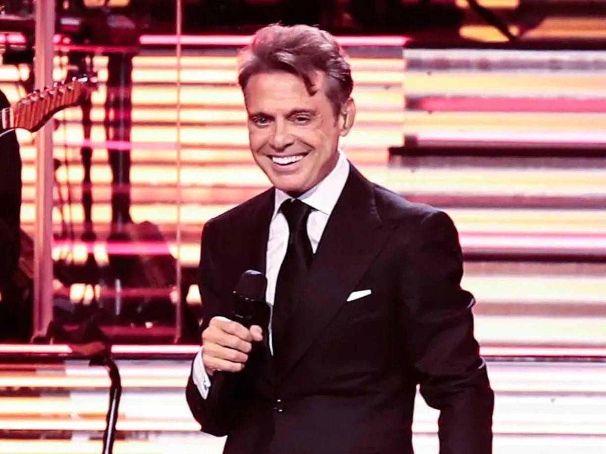 El pasado 1 de agosto, Luismi arribó al Aeropuerto Internacional de Ezeiza en un avión privado proveniente de Ecuador. De esta manera, dio inicio al tour mundial 2023, con la presentación de una decena de shows. En el afán de no sentirse perturbado ni incómodo, fueron varios los pedidos que hizo.