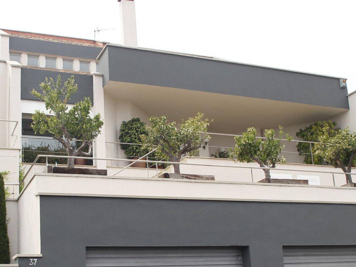 De acuerdo con el periódico ABC, la propiedad de Shakira y Piqué fue construida en 2012 y la misma fue diseñada por una prima del empresario.