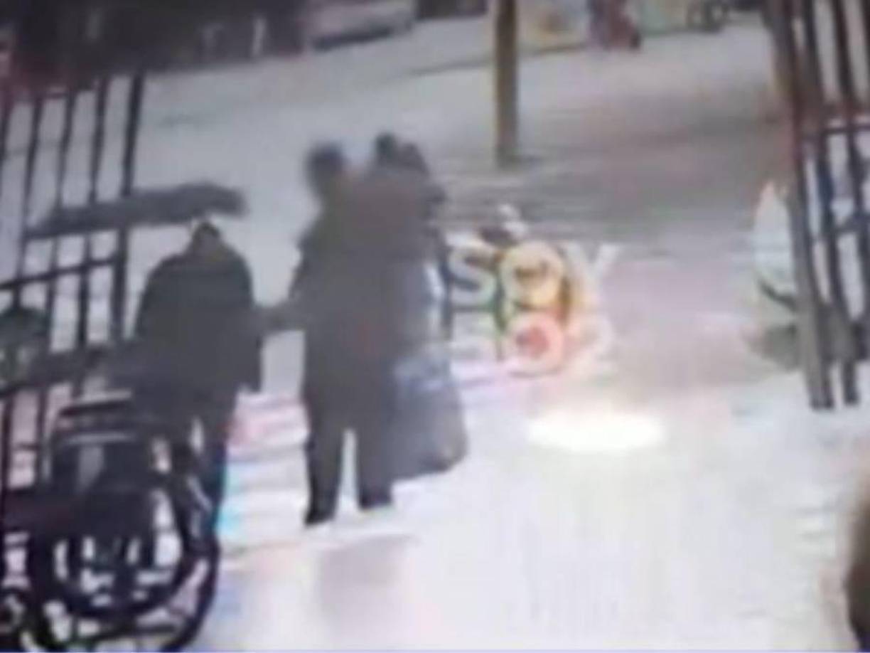 8. En el video que la clínica proporcionó al Ministerio Público se ve a una persona que según el doctor es Floridalma abandonando la clínica a las 7:00 am del 14 de junio. José Roque dijo que la de la imagen que muestra a una persona en silla de ruedas, no era su madre. “Mi mamá solo mide 1.5 metros y es de pecho grande, en un video que me mostraron se ve que es como un hombre el que va en la silla de ruedas”, dijo el hijo de la hondureña. 