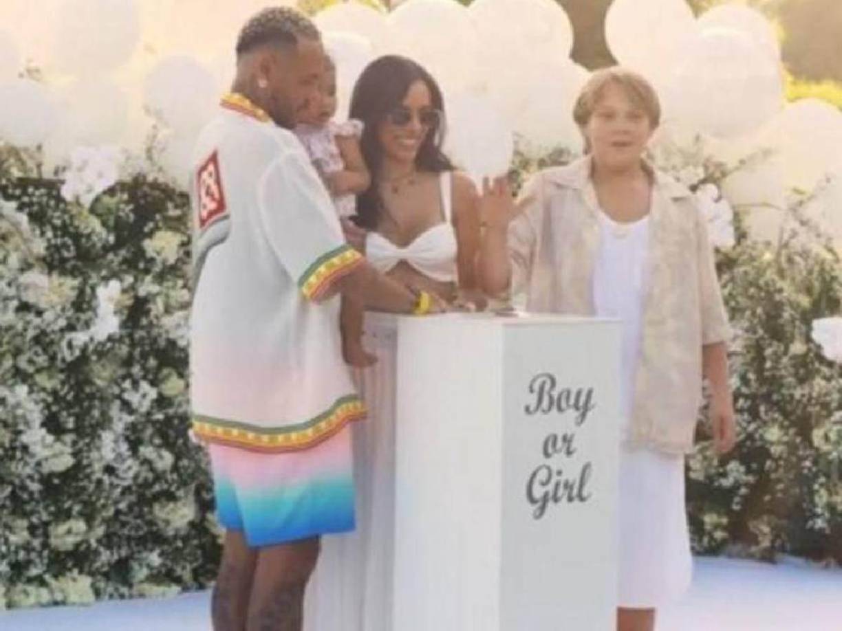 “¡Estamos viviendo en una fase tan dulce, y no pudimos evitar compartir con ustedes que ÉL ha escuchado una vez más nuestras peticiones y confirmado nuestros planes! Bienvenida, hija”, decía parte del mensaje del futbolista.