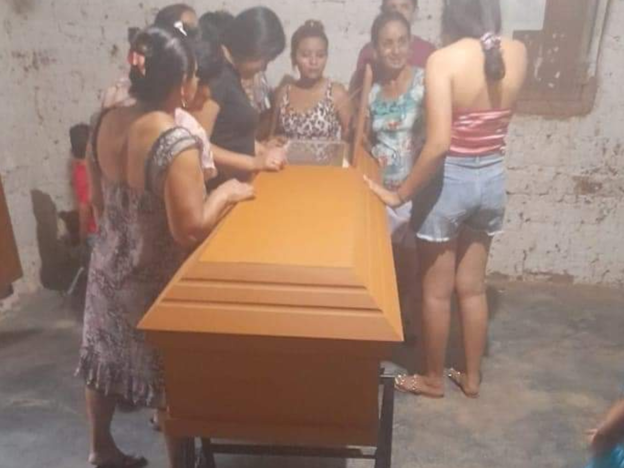 En medio del dolor de los familiares los restos de la joven fueron velados por familiares.