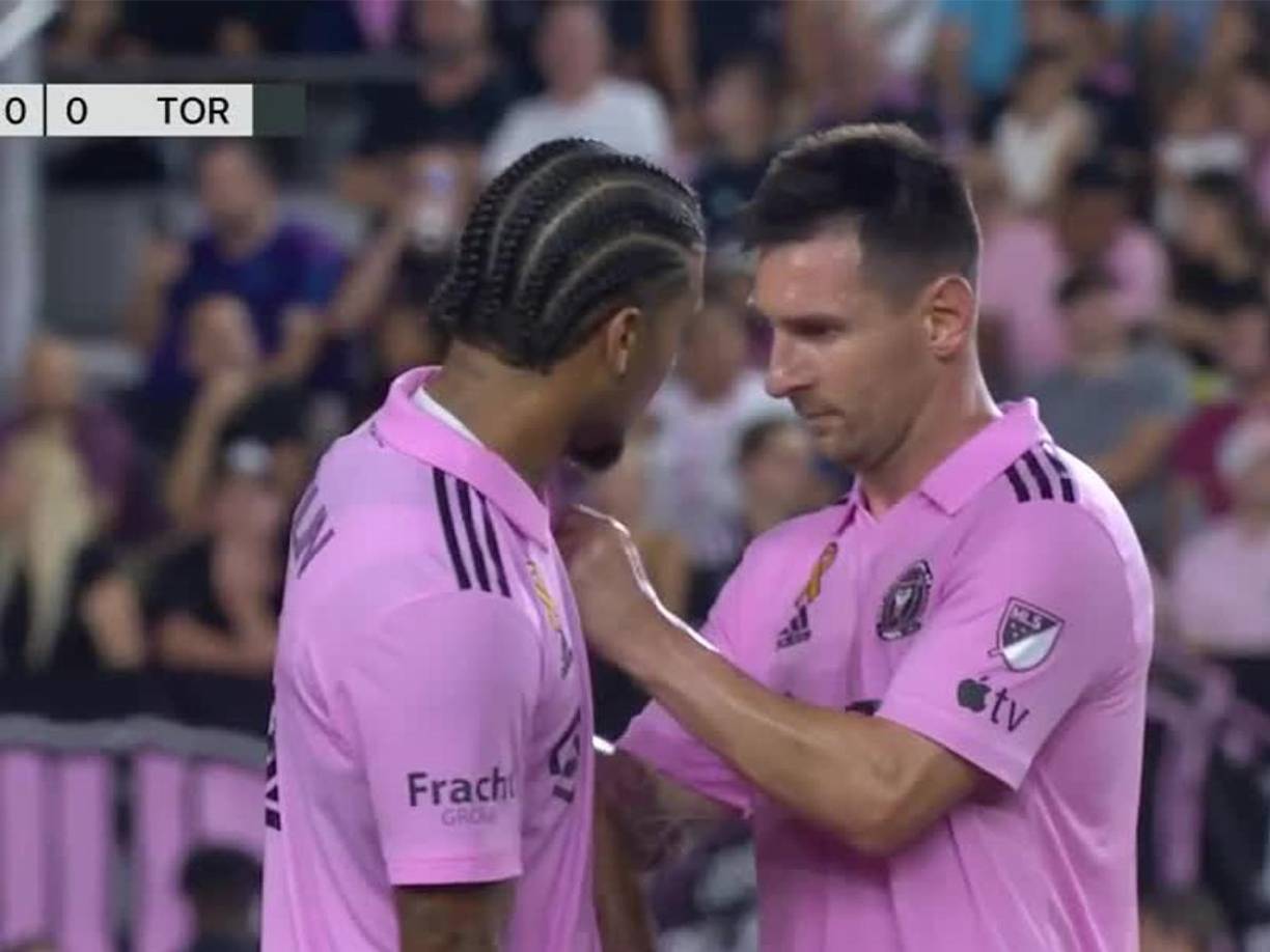 El argentino, que volvía tras dos semanas de ausencia, se retiró con molestias del césped en el minuto 37, solo dos después de que también fuera sustituido el lateral español Jordi Alba. 