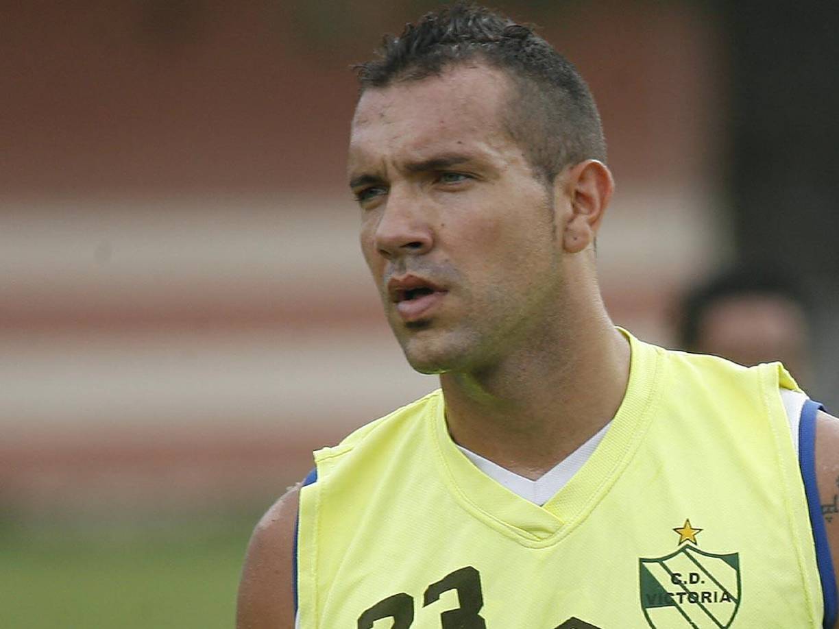 Sierra detalló el susto que pasó: “Paramos el coche y se se asoman unos chicos a ver por la ventana e íbamos el hondureño, un panameño y un colombiano, y digo ‘el que va para el Rinchi soy yo’ (risas), una situación complicada. Bueno, se asoman y les decimos que estamos perdidos”.