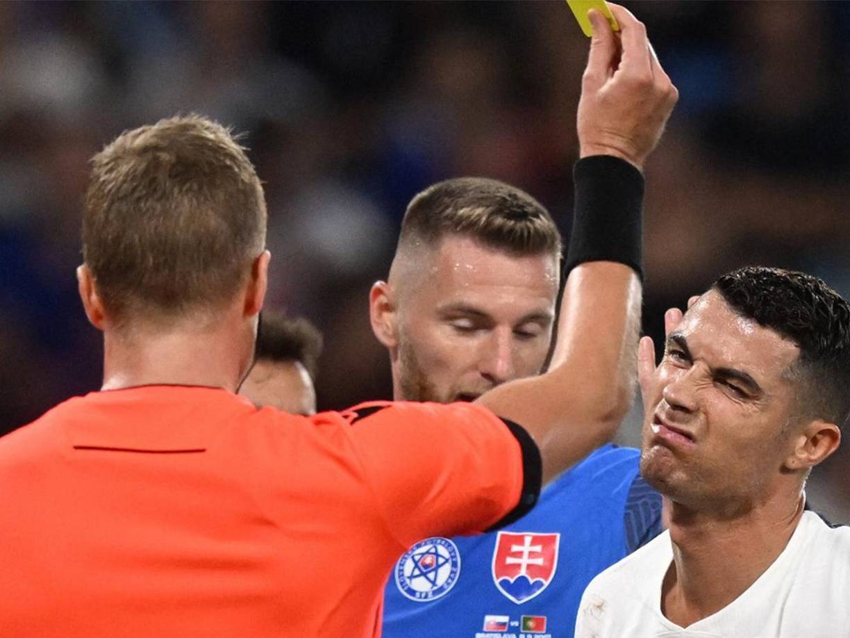 La curiosa reacción de CR7 luego que el árbitro central le mostró la tarjeta amarilla. 