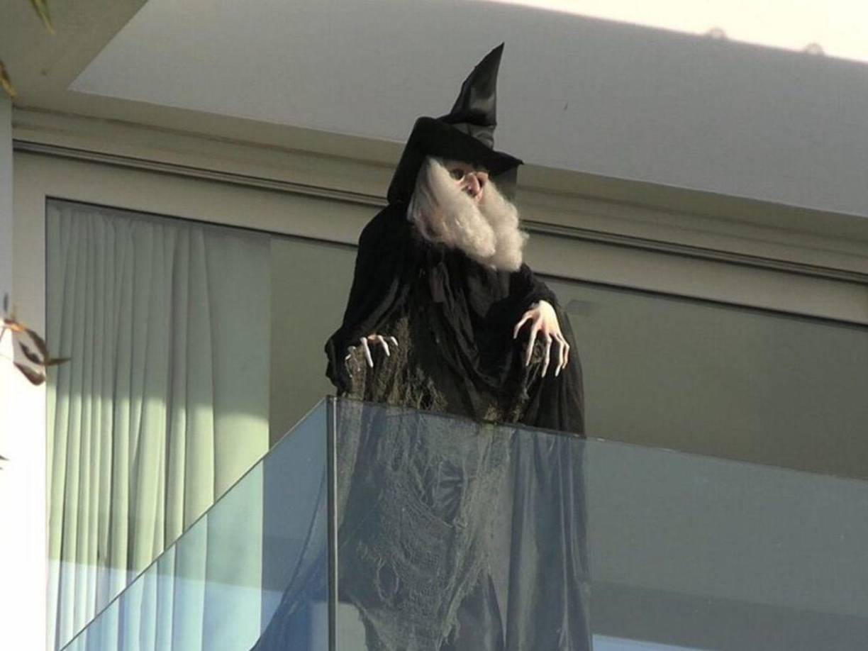 “Pero la mamá ya se quiere cambiar porque no soporta a Shakira poniéndole una bruja en el balcón, le cantante y que...bueno que hagan sus cosas”.