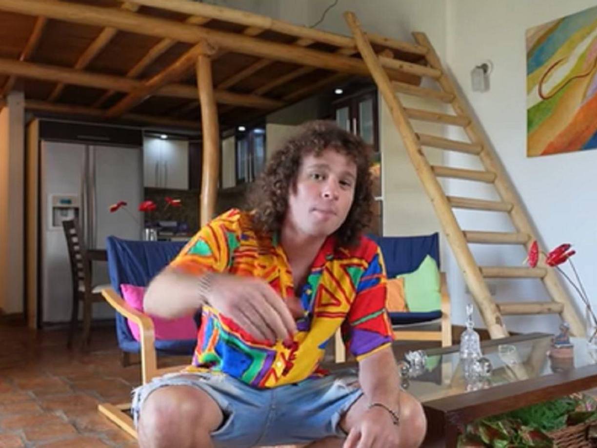 ”Amigos ha sucedido, ustedes me han visto grabar en rumbos como Tepito, Garibaldi, el mercado Sonora en diversos lugares, por el metro, por la calle, y siempre recibo comentarios que dicen, ‘hey, Luis, ¿no te da miedo que te asalten? ¿No te da miedo que te roben tu cámara?’”.