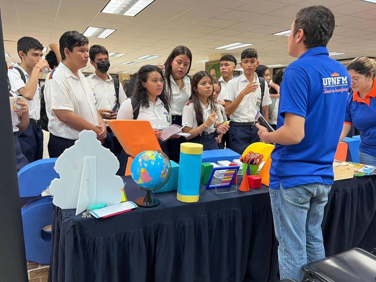 La jornada de feria vocacional educativa dio inicio desde las nueve de la mañana en las instalaciones donde funciona la biblioteca universitaria.