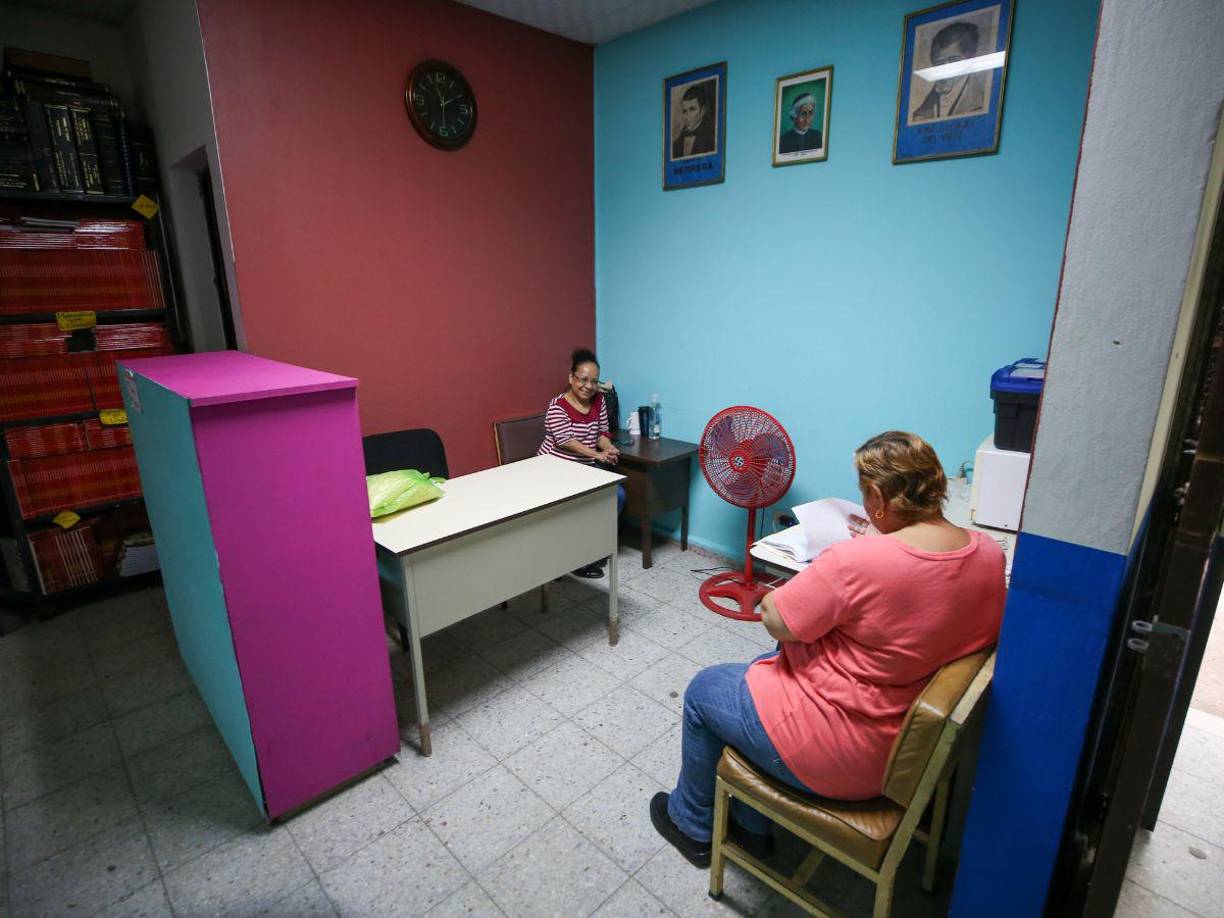 En este mismo centro educativo carecen de una clínica habilitada. Por lo tanto, cuando los estudiantes se enferman, son atendidos en un escritorio o se unen dos sillas para que puedan recostarse.