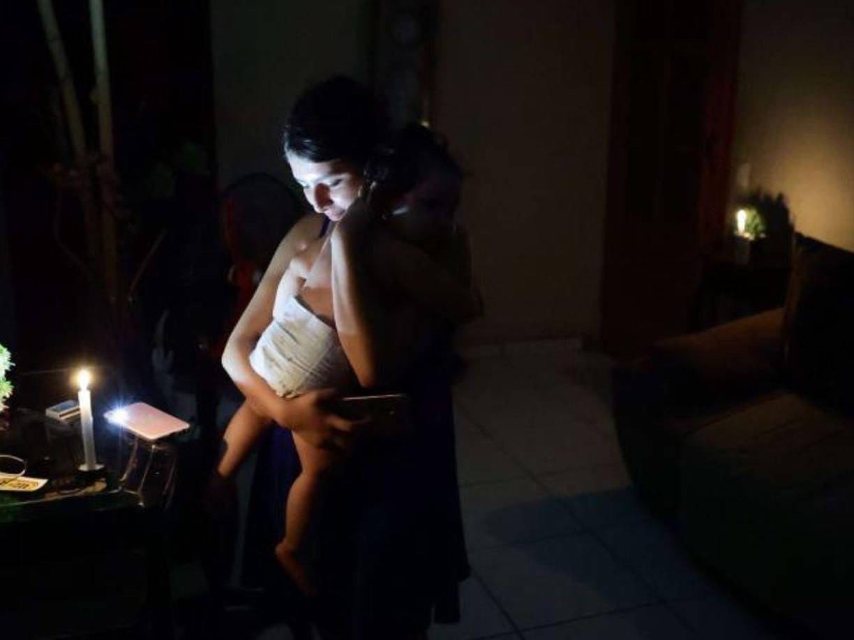 Desde hace 15 días, en las diferentes etapas de Bosques de Jucutuma quitan la energía eléctrica desde las 6:00 de la noche aproximadamente y regresa tipo 4:00 de la madrugada. Aunque durante el día mantienen el servicio, la mayor parte de sus ocupantes no permanece en sus casas debido a que trabaja.