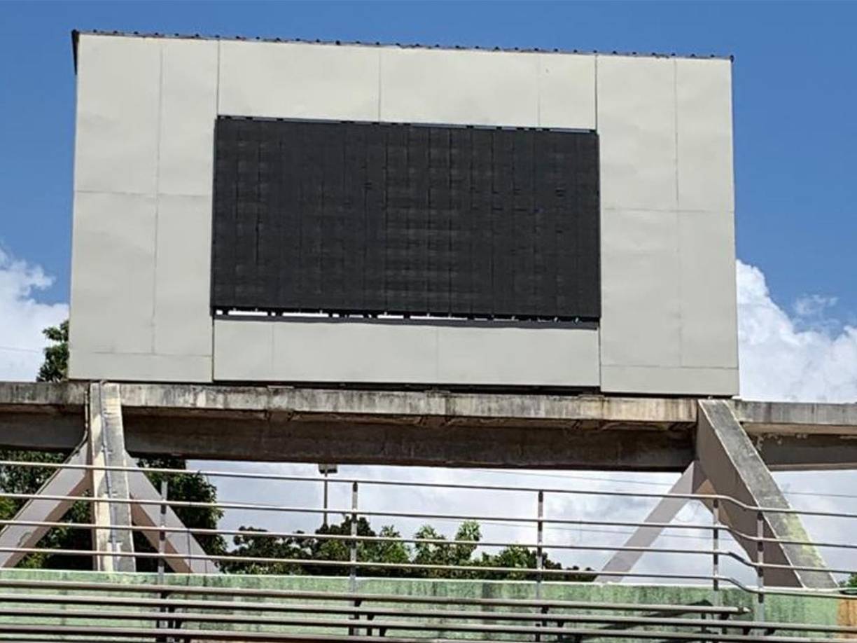 El recinto dominicano es multiusos y está ubicado en Santo Domingo, capital de la República Dominicana. El inmueble está adaptado para el desarrollo del Fútbol y Atletismo.
