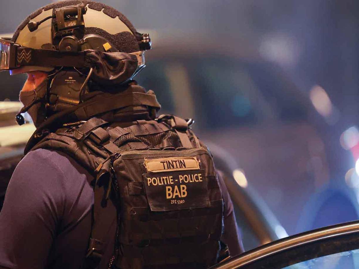 “El estadio de fútbol está en curso de evacuación. Sigan las instrucciones de los servicios de seguridad y vuelvan inmediatamente a sus casas”, escribió en la red social X el centro de crisis de Bélgica.