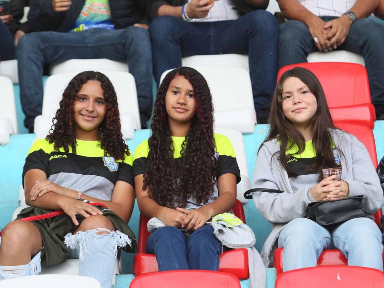 Estas lindas jóvenes olanchanas no se perdieron el partido de su equipo contra Marathón en el estadio Nacional Chelato Uclés.