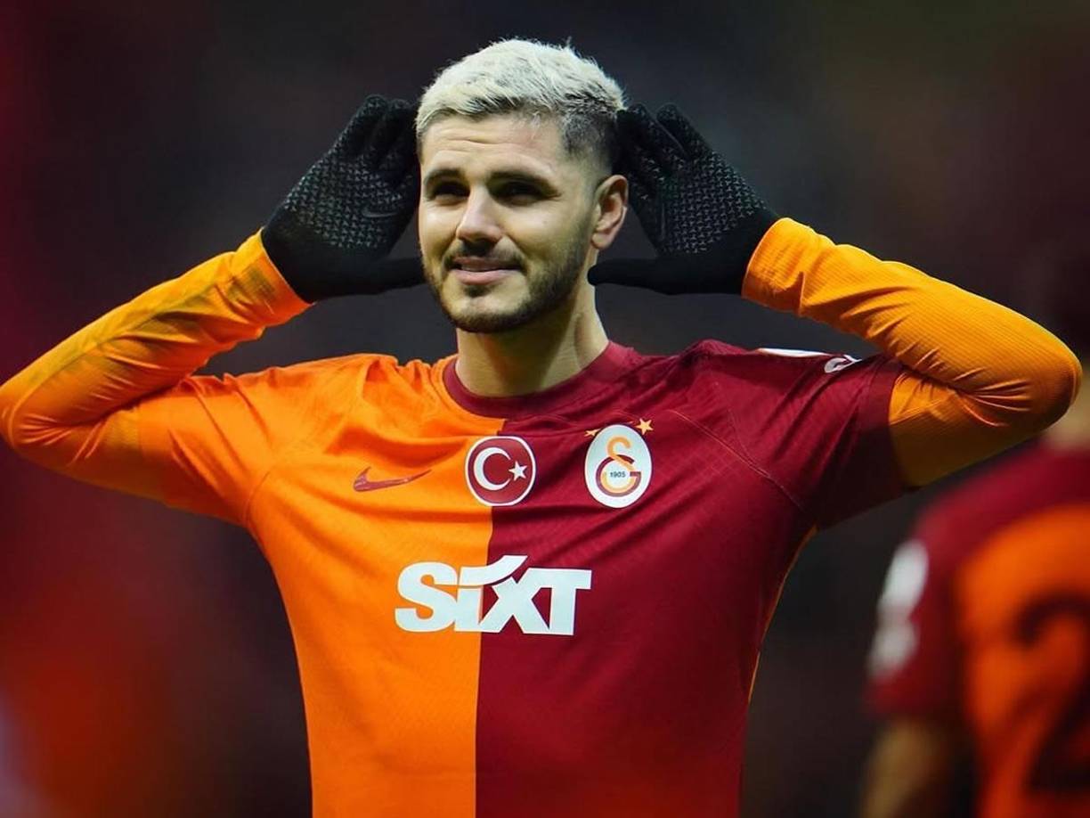 El delantero del Galatasaray de Turquía lo hace publicando varias fotos de esa mujer junto a sus hijas pasando unos días en Argentina y en actitud cariñosa.