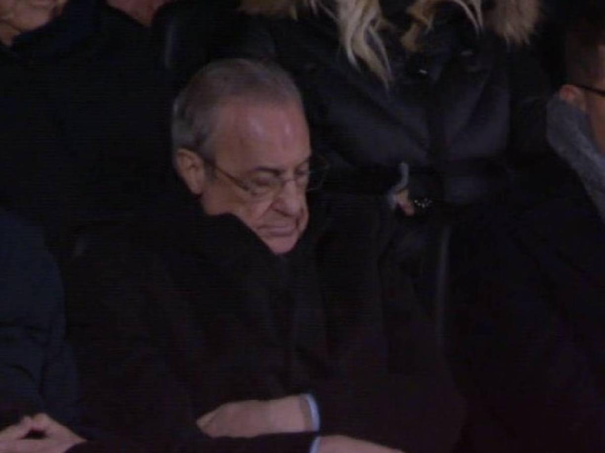 Y es que aparentemente, el presidente del club se mostraba dormido en el palco durante el partido.