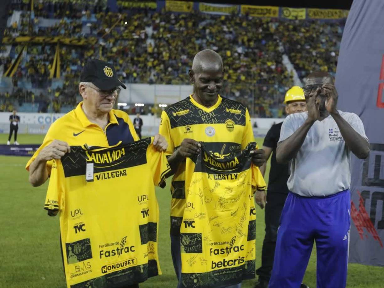 El Real España homenajeó a las leyendas hondureñas Allan Costly y Jaime Villegas en el medio tiempo del partido contra el Olancho FC.