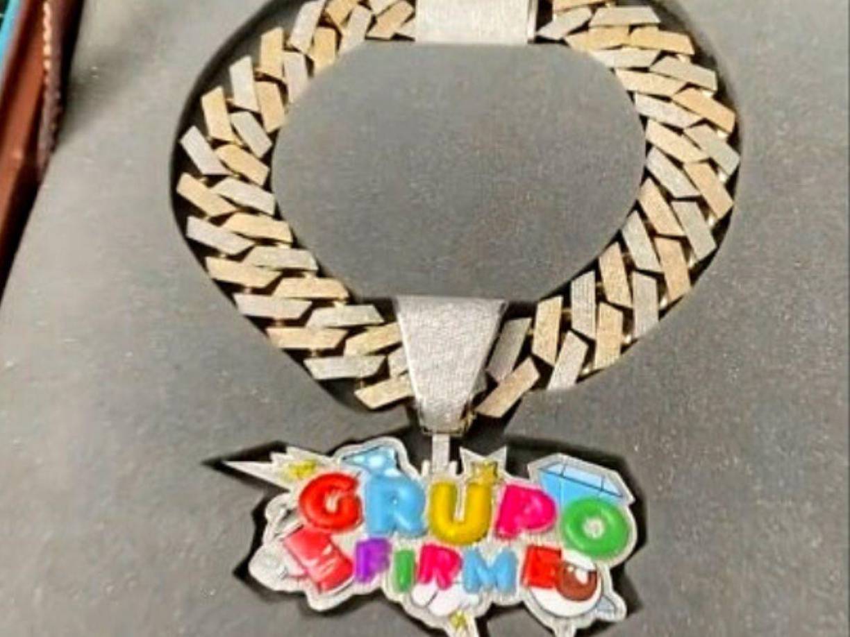 Una de ellas vale más de 2.7 millones de pesos, según la cuenta de Maestros Joyeros, empresa que ha trabajado piezas para el cantante.