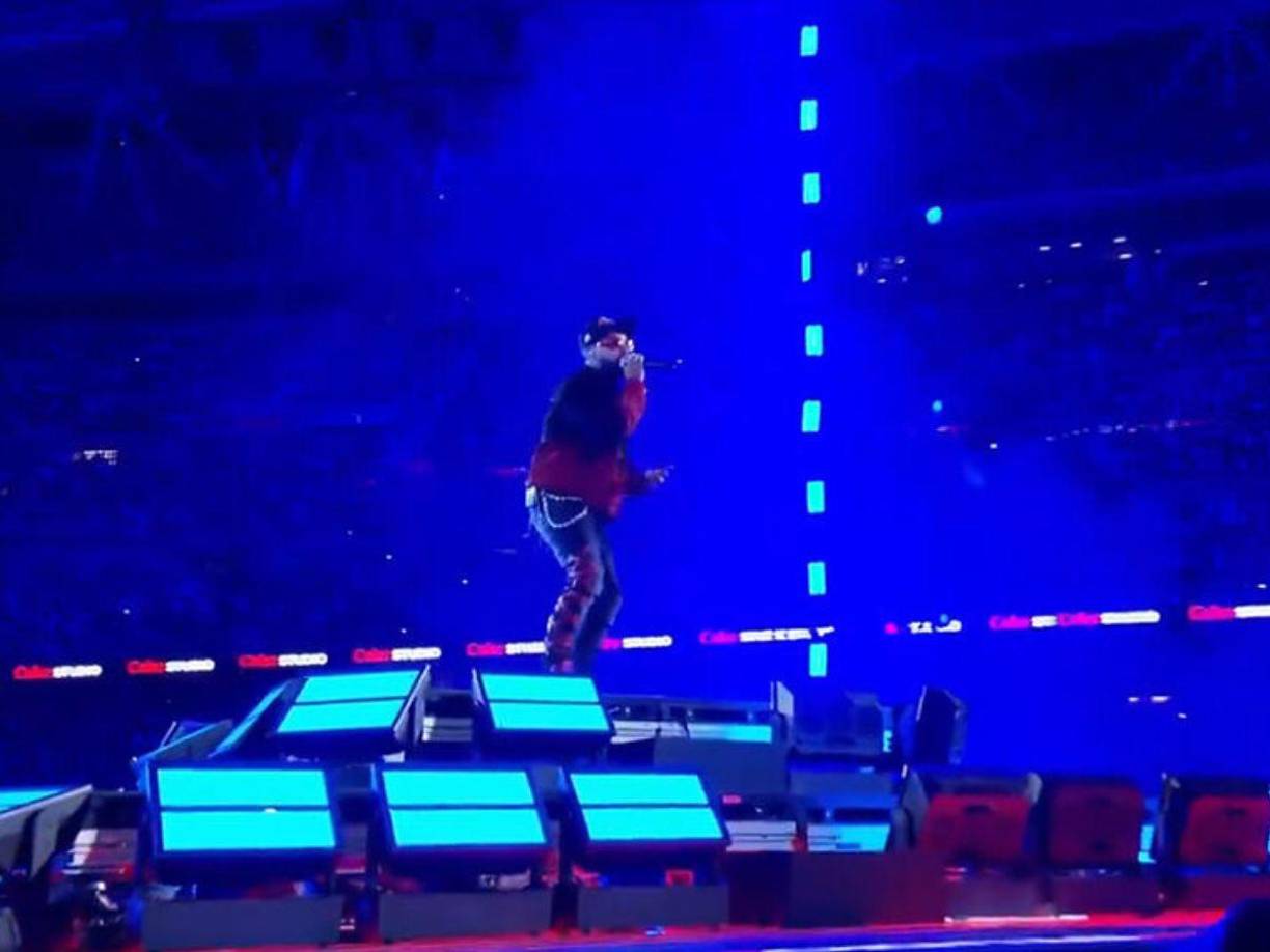 Al concluir el último combate que proclamó vencedor a YoSoyPlex, el cantante debía llegar al escenario para poner el broche de oro al evento. Pero más que un broche de oro fue uno de carbón.