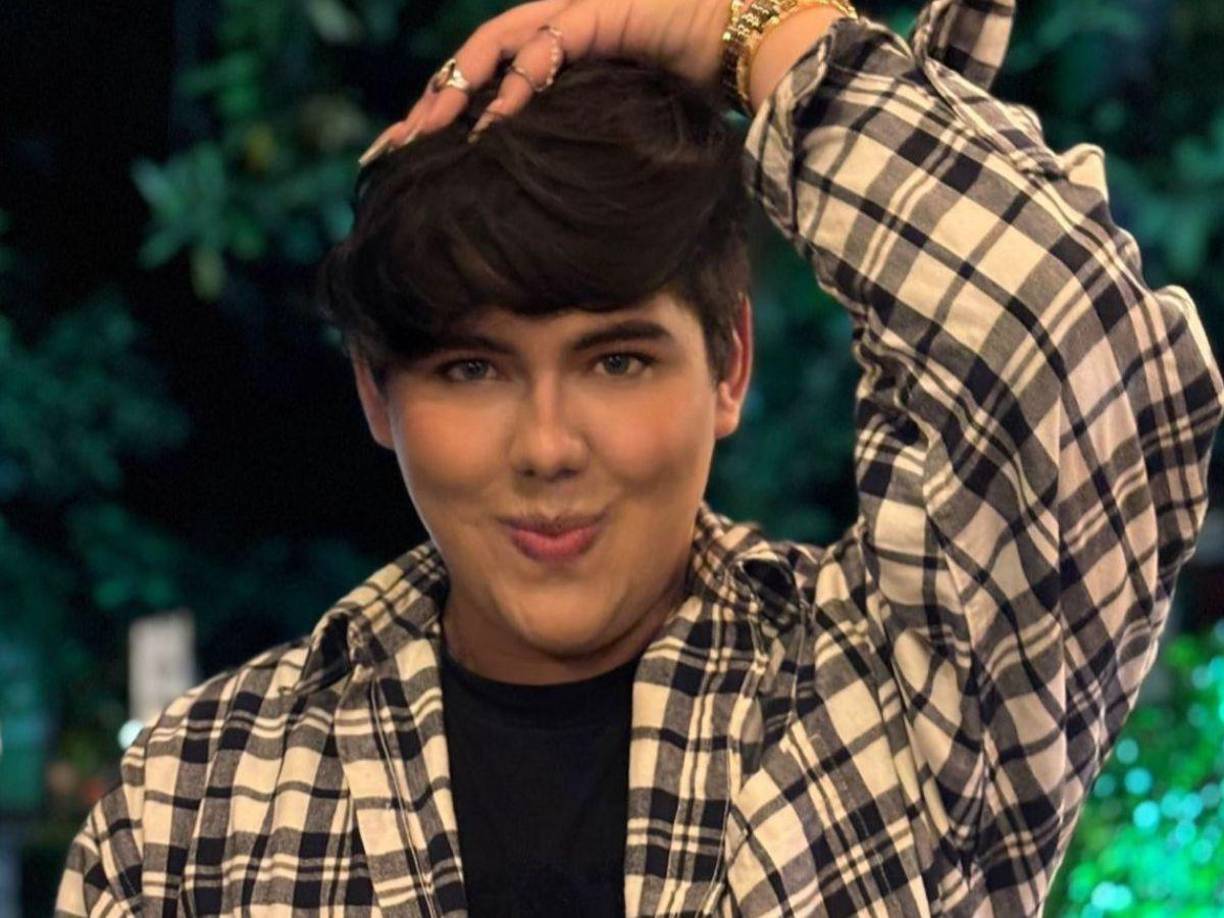 Consecuentemente, Sandrez compartió los errores al usar la Bandera Nacional:1-Colocar la Bandera Nacional con las puntas de las estrellas apuntando hacia abajo. 2-Usarla como mantel en la decoración de una cosa, cubrir una estatua, como prenda de vestir o como una capa. 3-Colocar la Bandera Nacional en cualquier sitio y utilizar clavos para sujetarla.