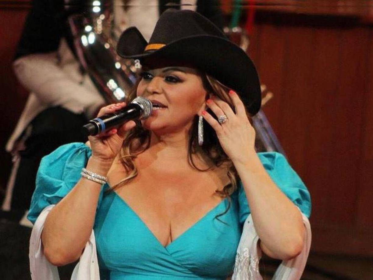 Jenni Rivera, la icónica figura de la música regional mexicana, cumple un año más del aniversario de su fallecimiento este 9 de diciembre, dejando un legado imborrable en el mundo de la música.