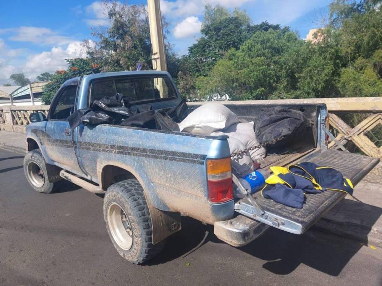 En la paila del automóvil se divisaban varios sacos que contenían en su interior paquetes de presunta droga. Las autoridades creen que podría tratarse de marihuana, cuya procedencia y destino se desconoce.