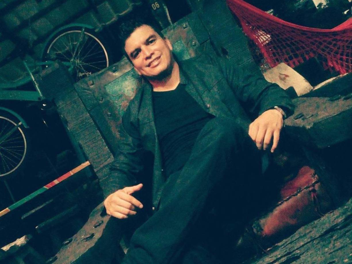 Una tercera persona, cuyo nombre no se ha divulgado, resultó herida y permanece hospitalizada con pronóstico reservado.