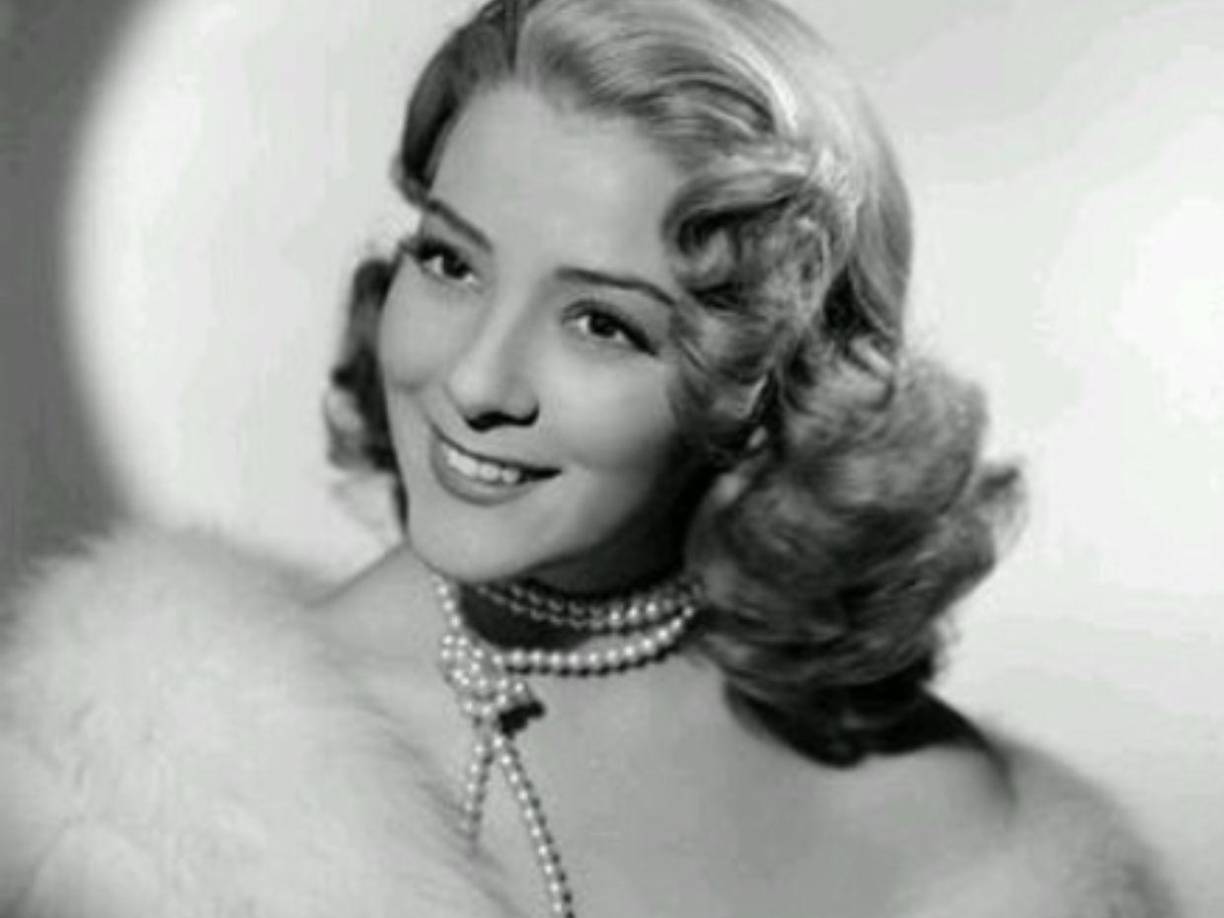 Pinal también tuvo un éxito rotundo en el teatro, donde su versatilidad le permitió incursionar en diversos géneros, desde el musical hasta el drama.