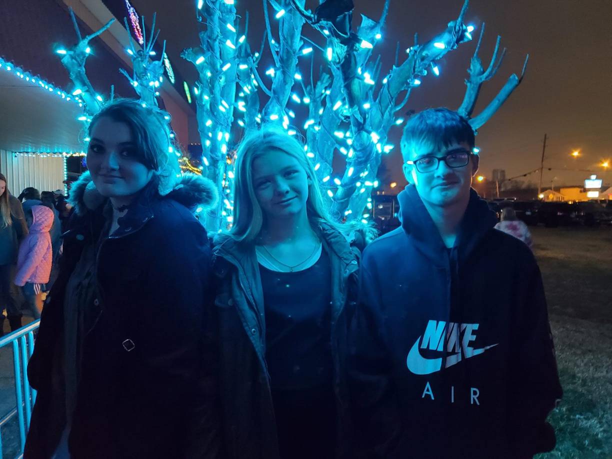 McFadden mantenía a la familia encerrada “bajo llave” y siempre tenía que saber dónde estaban, declaró el martes la madre de la esposa.