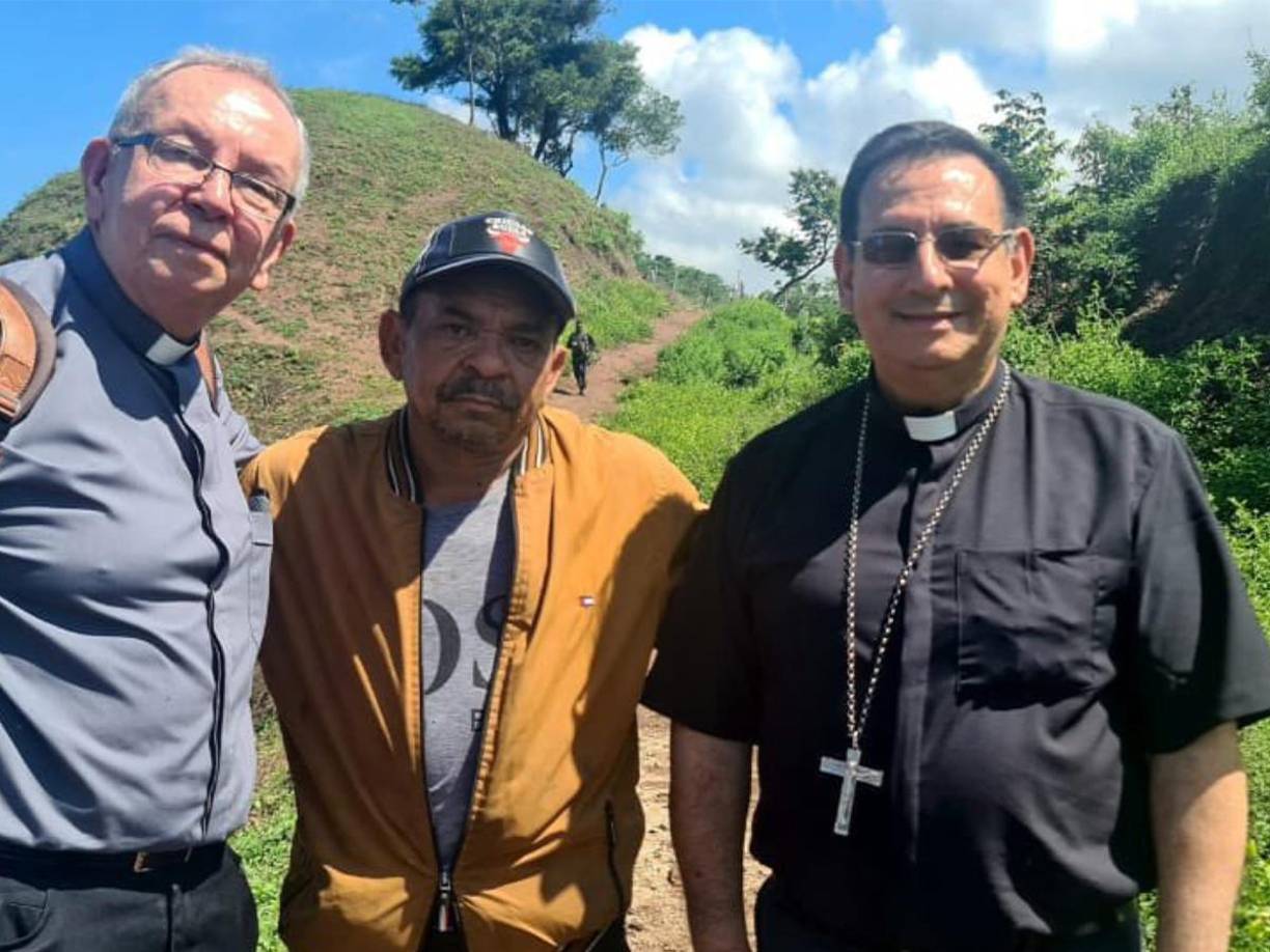 “¡Damos gracias a Dios por la liberación del Sr. Luis Díaz! Con él ya se encuentran Mons. Francisco Ceballos, obispo de Riohacha y Mons. Héctor Henao, delegado para las relaciones Iglesia-Estado, quienes conformaron la comisión humanitaria encargada de facilitar su liberación”, expresó en su cuenta de X la Conferencia Episcopal de Colombia.