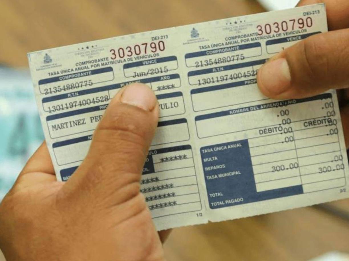 Es decir, el comprobante de Tasa Única Vehicular, conocida como la “revisión”, y su Documento Nacional de Identificación (DNI).