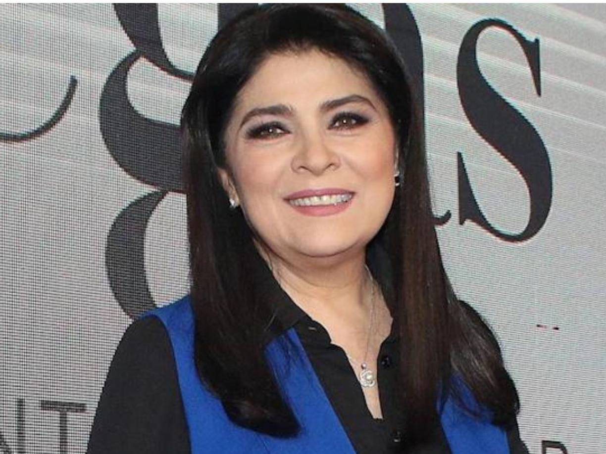 “No los espanto. Lo que pasa es que fíjense que tengo tres hernias cervicales. Entonces cuando hay que caminar mucho no puedo. Entonces prefiero yo desde ahorita ir en carreritas con la silla de ruedas”, comentó.