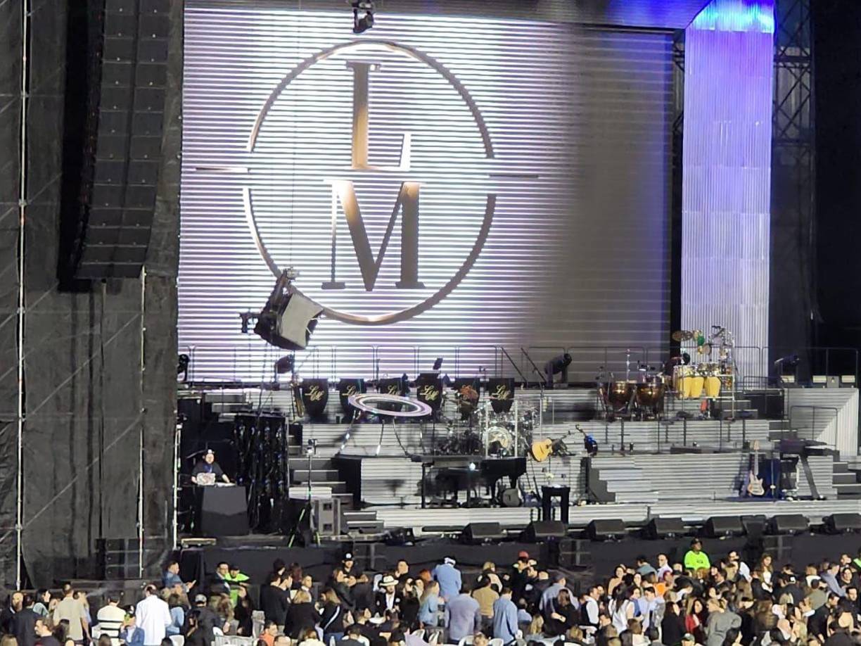 Miles de hondureños se dieron cita en el Estadio Nacional para ver a uno de los más grandes cantantes de los últimos años. 