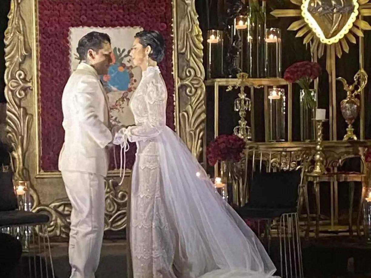 Los cantantes de regional mexicano llegaron al altar el pasado 24 de julio con una íntima ceremonia a la que sólo asistieron cerca de 50 invitados. El evento ocurrió tan sólo unos días después del concierto que Ángela Aguilar dio en Sacramento, California, junto a su padre y en el que montó a caballo que, de acuerdo con algunos fans, significaría un riesgo en caso de estar embarazada.