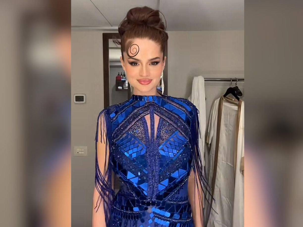 Pero lo que más llamó la atención de todos fue su peculiar peinado. 