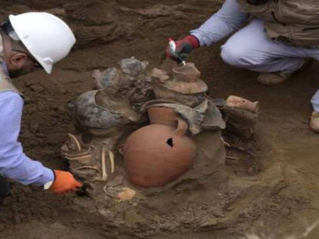 Ocho fardos funerarios de mil años de antigüedad, que contienen los restos de seis niños y dos adultos, fueron encontrados en buen estado de conservación en el distrito limeño de Carabayllo por trabajadores que hacían una instalación de gas natural en esa zona de la capital de Perú.