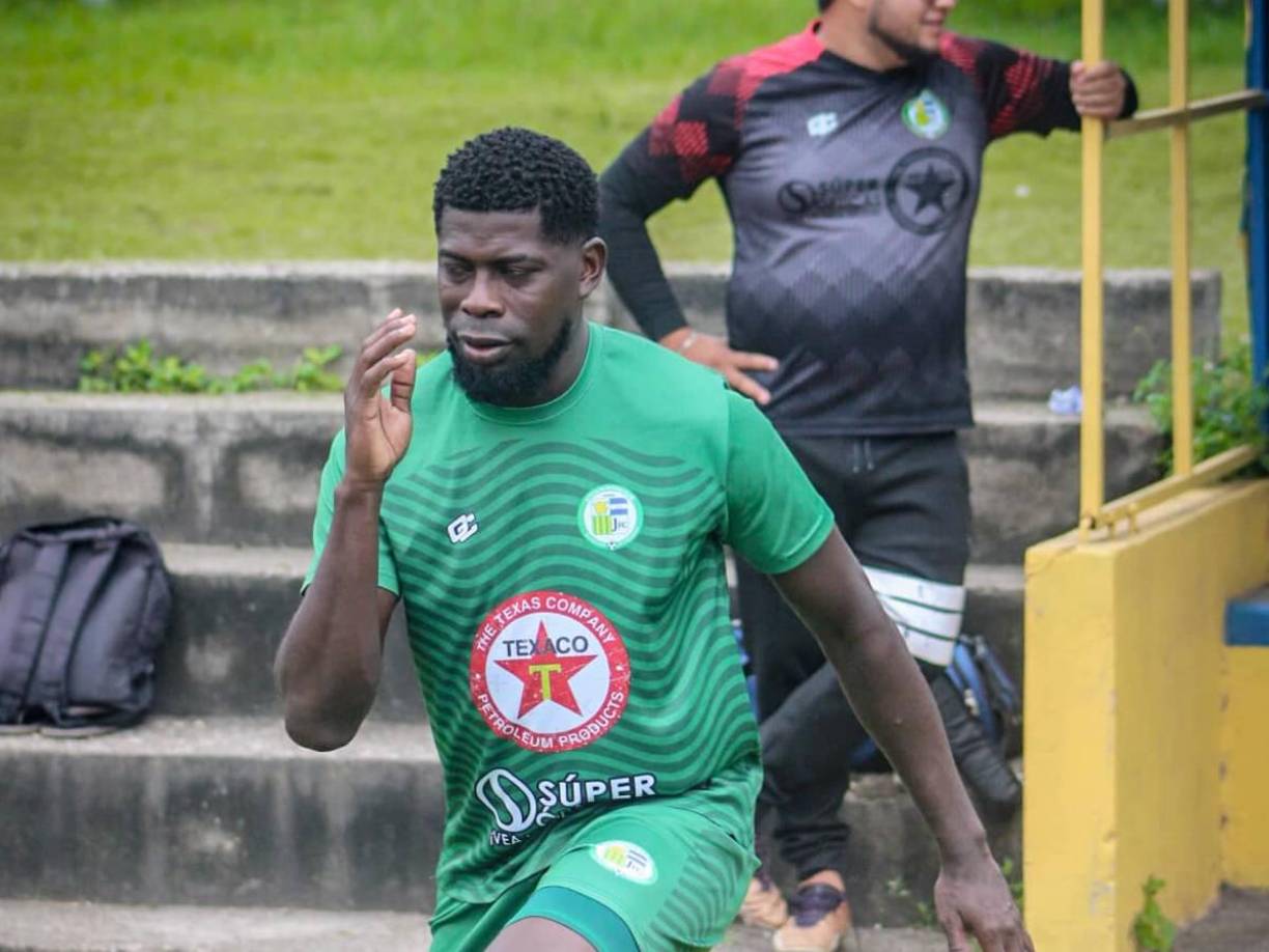 El defensor Bryan Barrios podría salir de Juticalpa, ya que está platicando con la directiva de los Lobos de la UPNFM.