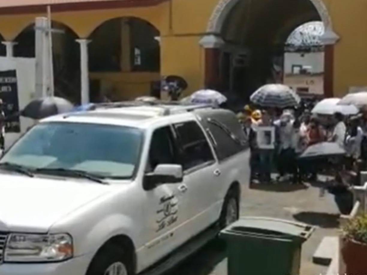 Familiares, amigos, compañeros y alumnos de la maestra Verónica Fernández Trujillo dieron el último adiós