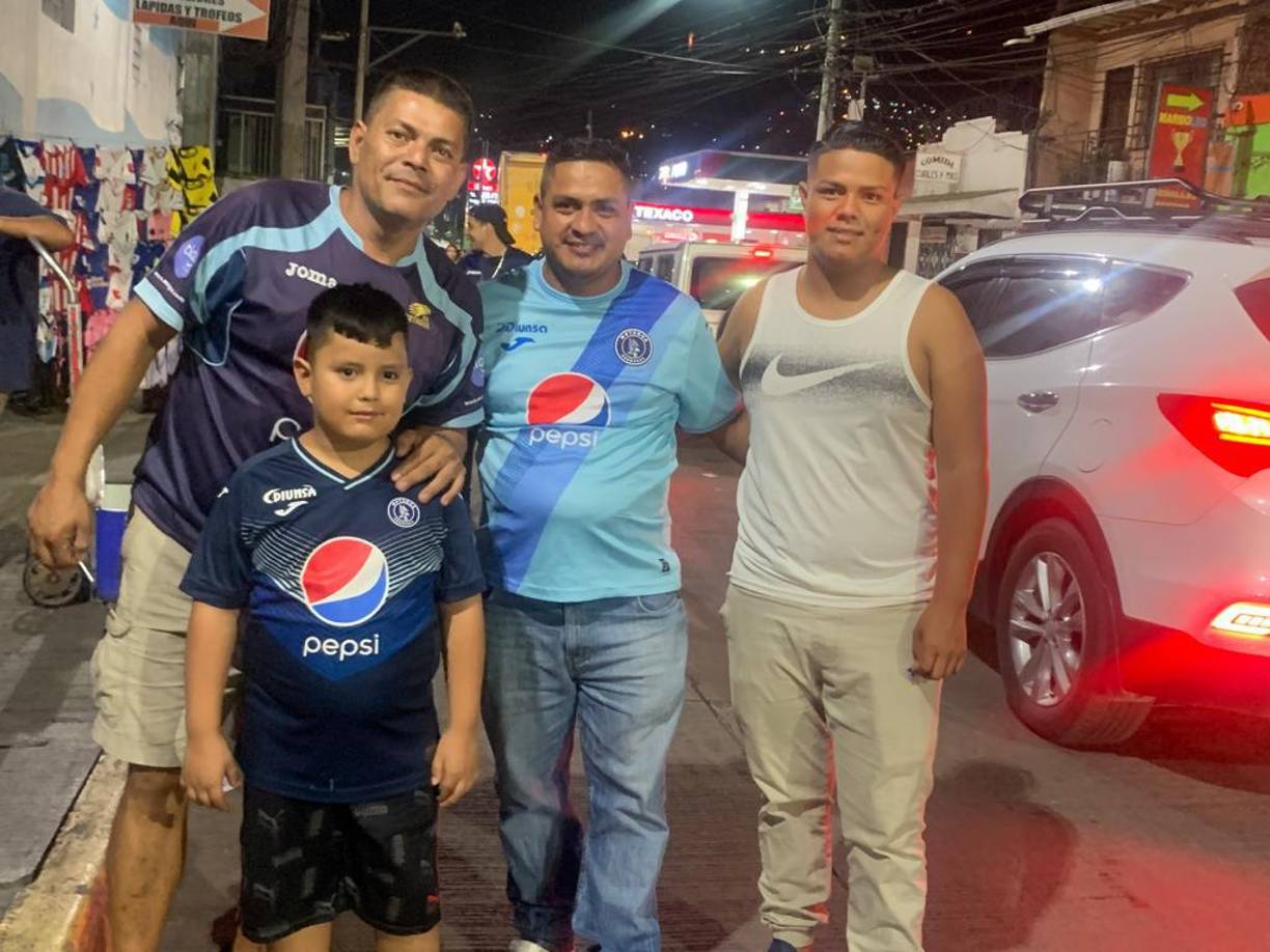 Los aficionados se hicieron presentes en el Estadio Chelato Uclés para presenciar a un nuevo dueño del Ciclón Azul en la Liga Nacional de Honduras. 