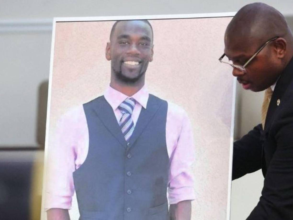 Durante el violento asalto uno de los oficiales amenaza con disparar su Taser contra Nichols mientras otro lo amenaza con romperle las manos.